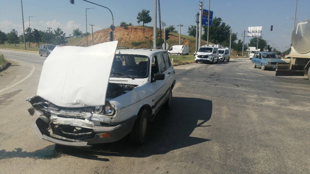 Konya yolunda kaza: Önce tabelaya sonra levhaya çarptı! 4